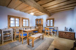 jadalnia ze stołem i krzesłami oraz drewnianym sufitem w obiekcie Drevenica Traditional Cottage Old Centre w Zuberzcu