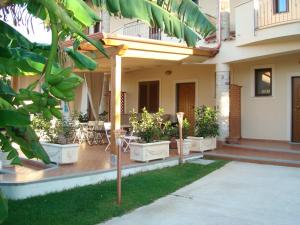 a house with a patio with chairs and plants at Guest House Mare e Luna in Fiumefreddo Bruzio