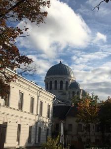 un edificio con una cúpula encima en Apartamentai Telegrafas en Kaunas