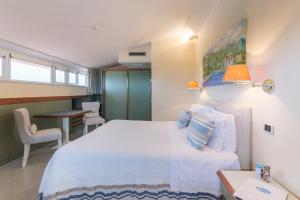 A bed or beds in a room at Hotel Eden