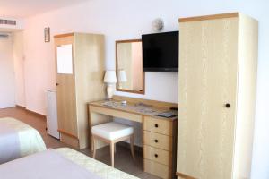 TV a/nebo společenská místnost v ubytování Hotel Roc E Mare