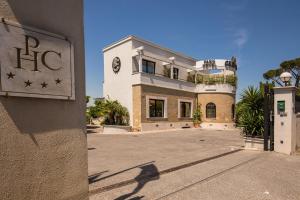 uma casa grande com um sinal em frente em Cervara Park Hotel em Roma