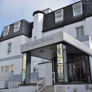 un hôtel avec un panneau indiquant l'hôtel rivenza dans l'établissement Riviera Hotel, à Torquay