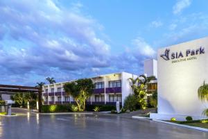 um edifício com um sinal para seis hotéis Park Resort em Sia Park Executive Hotel em Brasília