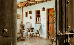 Zimmer mit 2 Stühlen und einem Tisch auf einer Veranda in der Unterkunft Hotel Rural Era de la Corte - Adults only in Antigua