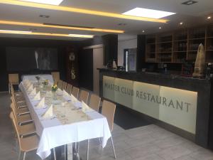 Reštaurácia alebo iné gastronomické zariadenie v ubytovaní Master Horse Club - Svojetice
