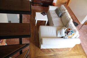 um sofá branco sentado numa sala de estar em Appartamento in centro em Catânia