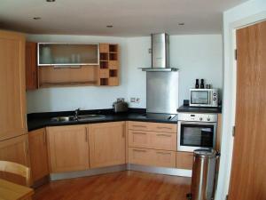 Stylish Leeds City Centre Apartmentにあるキッチンまたは簡易キッチン