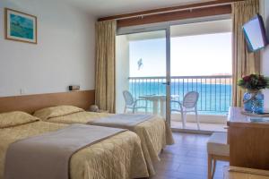 Postel nebo postele na pokoji v ubytování Hotel Roc E Mare + 33 fotografií