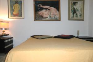 アルカモにあるRosa Frescaのベッドルーム1室(壁に絵画2点が飾られたベッド1台付)
