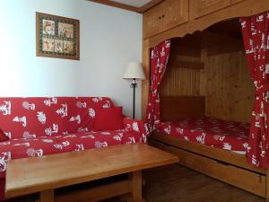 uma sala de estar com um sofá e um beliche em Studio d'Anaite em Les Houches