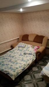 パヴロフスクにあるГостевой дом на Ивановой, 5のベッド1台(床にマットレス付)