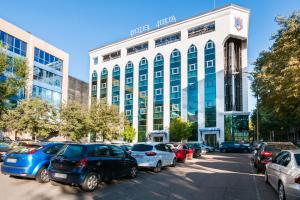 een groep auto's geparkeerd voor een gebouw bij Hotel Julia in Madrid