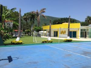 Tenis a/nebo squash v ubytování Residencia Jacarandas nebo okolí