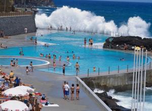 personas en la piscina de olas en la playa en Vista Boa, en Porto da Cruz