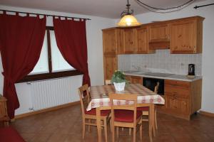 Kuchyňa alebo kuchynka v ubytovaní Chalet Alberti