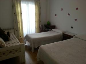a hotel room with two beds and a window at Chalet Villa Maria a 10 minutos de Puy du Fou in Burguillos de Toledo +28 photos