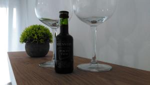 uma garrafa de vinho e dois copos numa mesa em ML Apartments Almada panoramic balcony no Porto