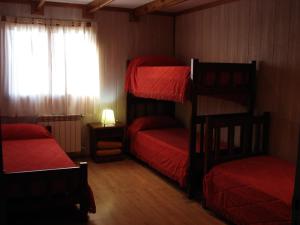 Una cama o camas cuchetas en una habitación  de Hostel de Las Manos