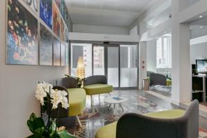 an office lobby with chairs and a table at Hotel Medinblu in Reggio Calabria