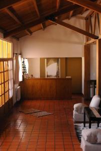ein Wohnzimmer mit einem Sofa und einem Spiegel in der Unterkunft Hotel de Las Nubes in San Antonio de los Cobres