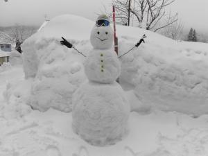 妙高市にある森茂荘の雪車前立ち雪だるま