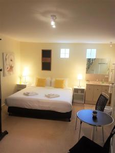 1 dormitorio con 1 cama grande y 1 mesa en Getaway Inn Boutique Guest house en Nulkaba