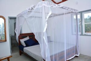 Ένα ή περισσότερα κρεβάτια σε δωμάτιο στο Hiru Villa Tangalle