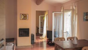 un salon avec une table et une télévision dans l'établissement Cottage provencal - Villa saint Marc, à Forcalquier