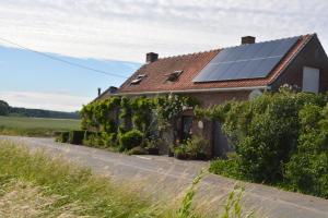 een huis met zonnepanelen op het dak bij Guesthouse Kolibriehuys in Nieuwkerke