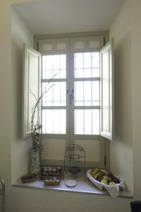 una ventana en una cocina con un bol de fruta en una barra en La Casa de Las Titas, en Vélez-Málaga