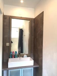 ein Bad mit einem Waschbecken und einem Spiegel in der Unterkunft Book-A-Room City Apartment Salzburg in Salzburg