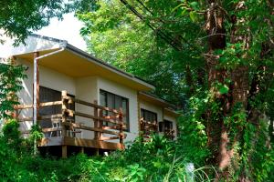 Casa con balcón en el bosque en Le Nessa Jyogasaki en Ito