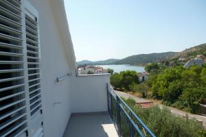 einen Balkon mit Blick auf einen Wasserkörper in der Unterkunft Apartment Jevic in Raslina