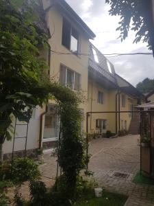 Un edificio con hiedra creciendo en el costado. en Apartament Teilor, en Râșnov