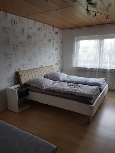 Кровать или кровати в номере Ferienwohnung Ulmrich