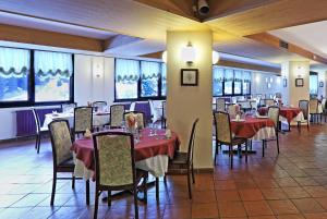 Restauracja lub miejsce do jedzenia w obiekcie Hotel Santa Caterina