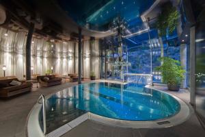 Bazén v ubytování Matterhorn FOCUS Design Hotel nebo v jeho okolí