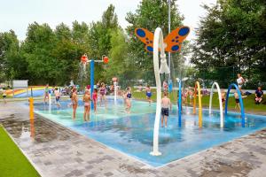 un grupo de personas en una piscina en un parque acuático en Kustpark Strand Westende en Middelkerke