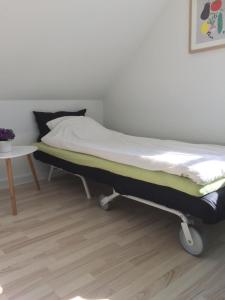 uma cama num quarto com uma mesa em Vejle Apartment Skovhøjen em Vejle