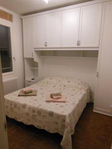 ボローニャにあるLa Petroniana Homeのベッドルーム1室(白いキャビネット付きのベッド1台付)