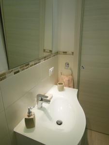 ボローニャにあるLa Petroniana Homeのバスルーム(白い洗面台、鏡付)