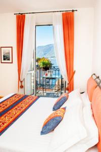 1 dormitorio con cama y vistas al océano en Hotel Bellagio en Bellagio