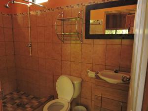 uma casa de banho com um WC e um lavatório em El Portal De Champey em Lanquín