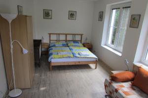 sypialnia z łóżkiem z niebieskimi i żółtymi poduszkami w obiekcie Villa Vranov 55 w mieście Čerčany +26 zdjęć