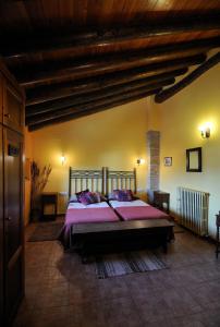 Giường trong phòng chung tại Casa Rural Boletas