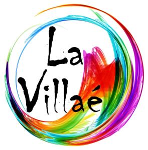 マザメにあるGUESTHOUSE La VILLAEの白言の色彩豊かなグラスボウル