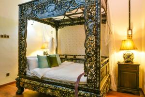 1 dormitorio ornamentado con 1 cama en una habitación en 5 Heeren Museum Residence en Melaka