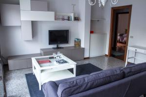 een woonkamer met een bank en een tv bij Il covo di Gio' apartament in Modena