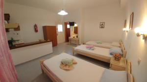 Habitación pequeña con 2 camas y baño. en Oasis Studios Logaras, en Logaras